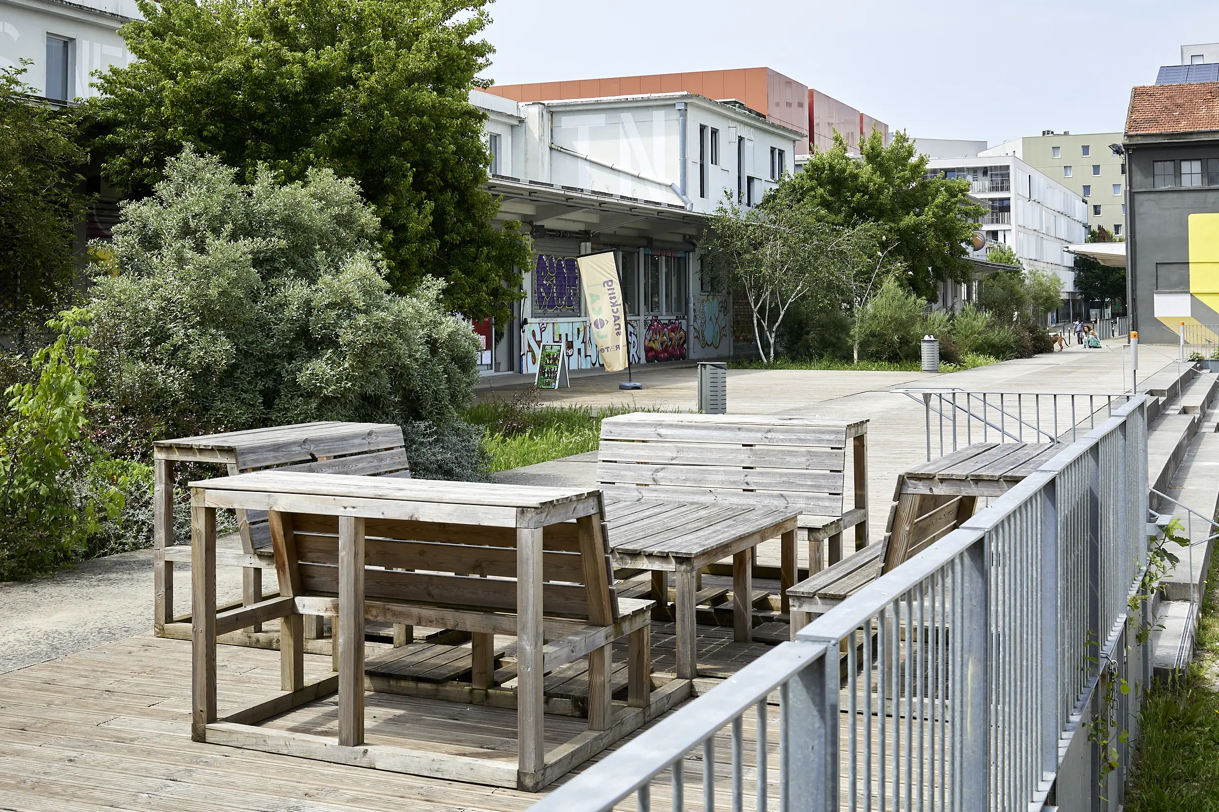 Photo 2 de l'exterieur du bâtiment côté esplanade